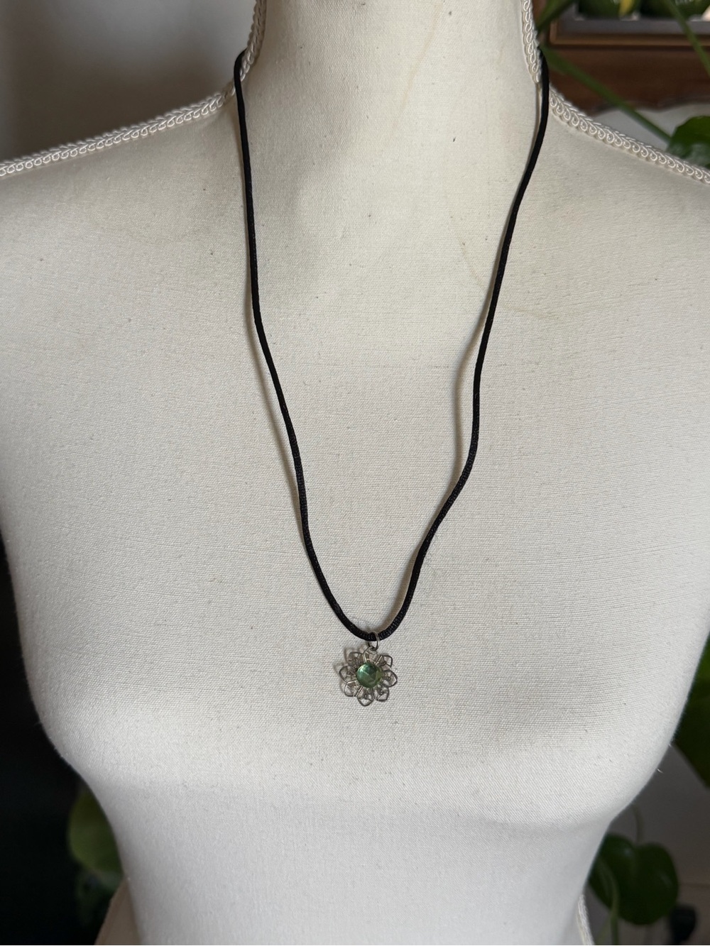 Vintage 90’s Y2K Silver Floral Daisy Glass Stone Pendant Leather Cord Necklace